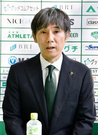 　記者会見する東京Ｖの相馬直樹新監督＝９日、東京都稲城市