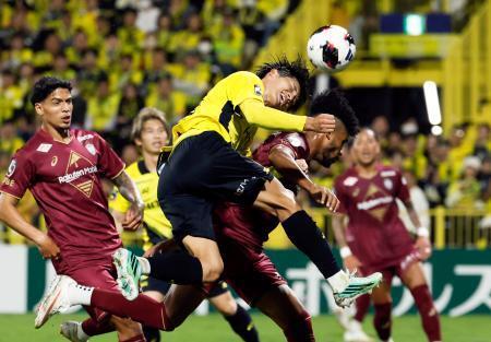 　柏-神戸　後半、ヘディングでゴールを狙う柏・藤尾（手前）＝三協Ｆ柏