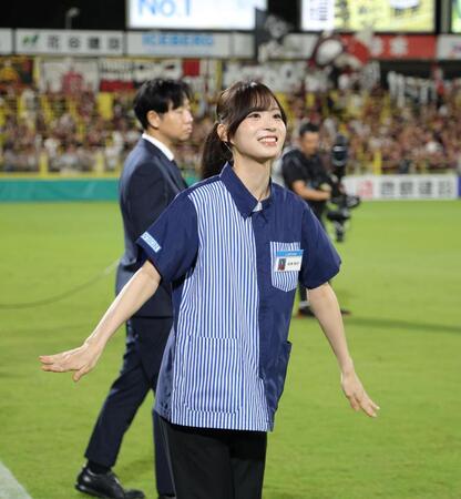 キックオフセレモニーに登場した櫻坂４６の松本和子（撮影・西岡正）