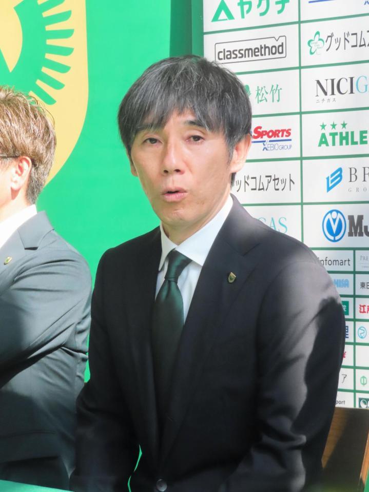 就任会見に臨んだ東京Ｖの相馬直樹新監督