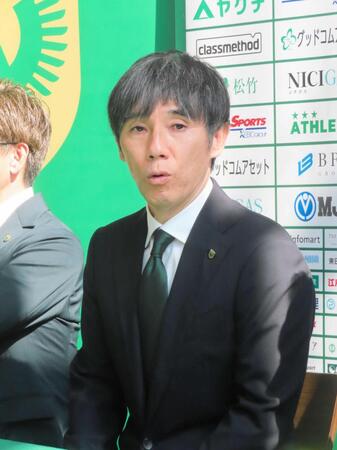 　就任会見に臨んだ東京Ｖの相馬直樹新監督