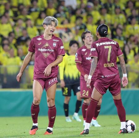 　後半、柏に３点目を決められた後、厳しい表情で声を上げる神戸・大迫（左）＝撮影・西岡正