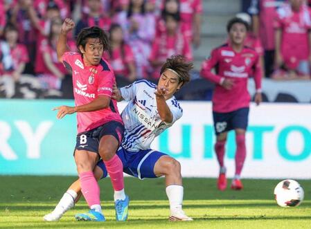 後半、パスを出すＣ大阪・香川（左）