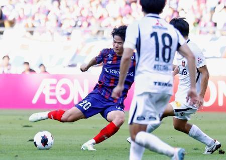 　ＦＣ東京-浦和　前半、ゴールを狙うＦＣ東京・永野（左）＝味スタ