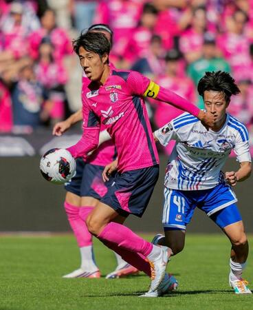 前半、競り合うＣ大阪・田中（左）と横浜Ｍ・松村