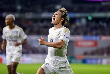　京都-町田　後半、決勝ゴールを決め喜ぶ町田・明本＝サンガＳ
