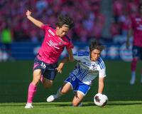 前半、競り合うＣ大阪・奥田（左）と横浜Ｍ・山根