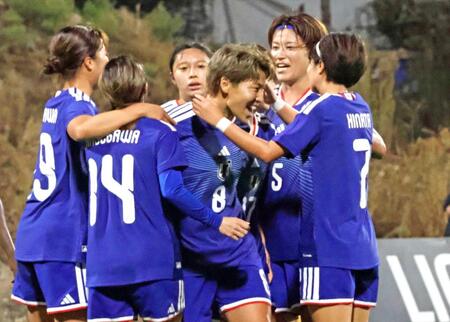 　前半、先制ゴールを決め祝福される清家（右から３人目）　　（共同）