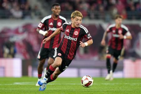 　ライプチヒ戦でドリブルするアイントラハト・フランクフルトの堂安律＝１０日、独ライプチヒ（ゲッティ＝共同）