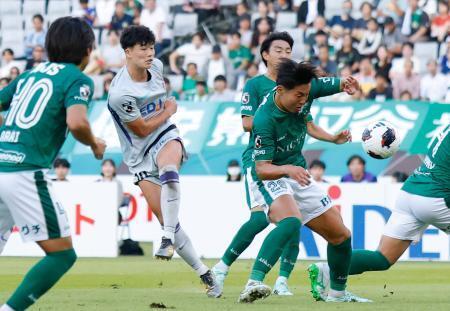 　東京Ｖ-広島　後半、チーム２点目のゴールを決める広島・鈴木（左から２人目）＝味スタ