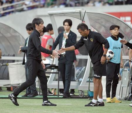 試合を終えてチームスタッフと握手する、東京Ｖ・相馬直樹監督（撮影・千葉大輝）
