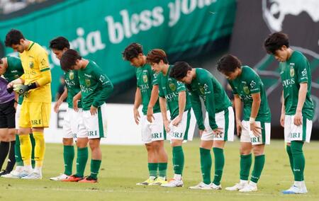 広島に敗れ肩を落とす東京Ｖイレブン