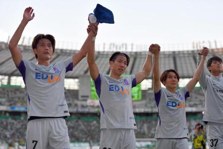 ファンと勝利を喜ぶ広島・浅野拓磨（真ん中）＝東京・味の素スタジアム（撮影・千葉大輝）