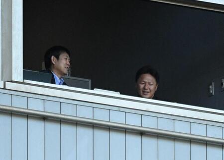 視察に訪れた（左から）日本代表・森保一監督、大岩剛監督（撮影・千葉大輝）