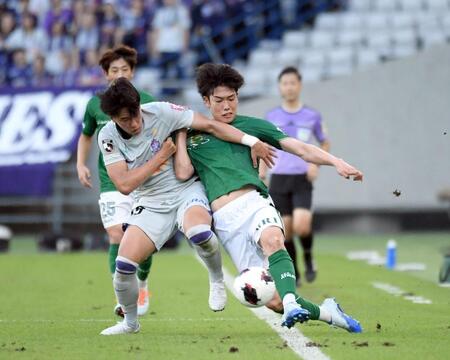 ライン際で競り合う、広島・中野就斗（左）と東京Ｖ・染野唯月（撮影・千葉大輝）