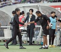 試合を終えてチームスタッフと握手する、東京Ｖ・相馬直樹監督（撮影・千葉大輝）