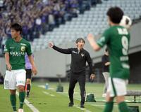 指示を出す、東京Ｖ・相馬直樹監督（撮影・千葉大輝）