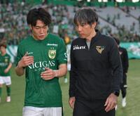 試合後言葉を交わす相馬直樹監督（右）＝東京・味の素スタジアム（撮影・千葉大輝）
