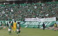 ファンに挨拶へいく東京Ｖの選手たち（撮影・千葉大輝）