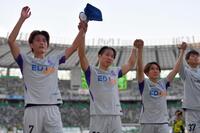 ファンと勝利を喜ぶ広島・浅野拓磨（真ん中）＝東京・味の素スタジアム（撮影・千葉大輝）