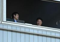 視察に訪れた（左から）日本代表・森保一監督、大岩剛監督（撮影・千葉大輝）