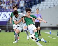 ライン際で競り合う、広島・中野就斗（左）と東京Ｖ・染野唯月（撮影・千葉大輝）