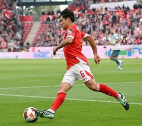 　レーバークーゼン戦で攻め込むマインツの佐野海＝マインツ（共同）