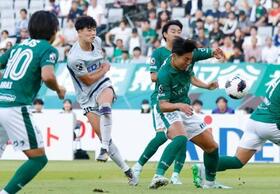 　東京Ｖ-広島　後半、チーム２点目のゴールを決める広島・鈴木（左から２人目）＝味スタ