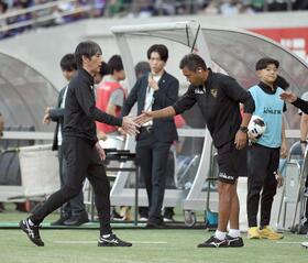 試合を終えてチームスタッフと握手する、東京Ｖ・相馬直樹監督（撮影・千葉大輝）