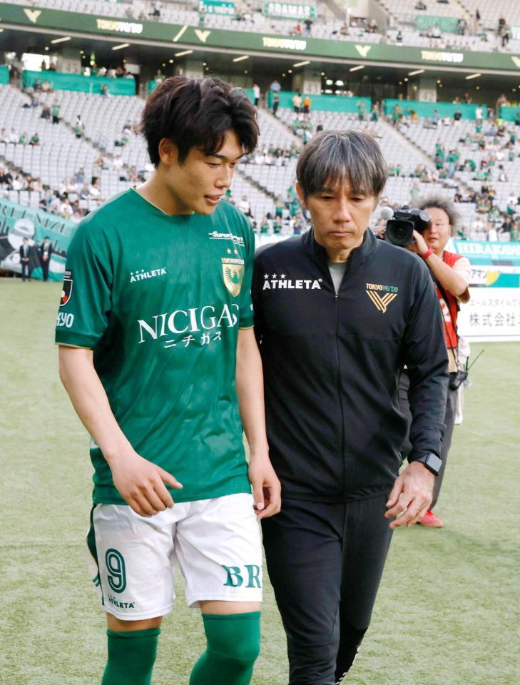 広島に敗れ染野（左）と話す東京Ｖ・相馬監督