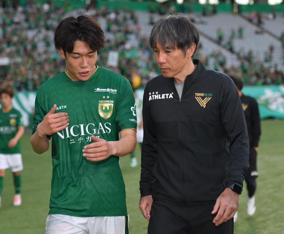 試合後言葉を交わす相馬直樹監督（右）＝東京・味の素スタジアム（撮影・千葉大輝）