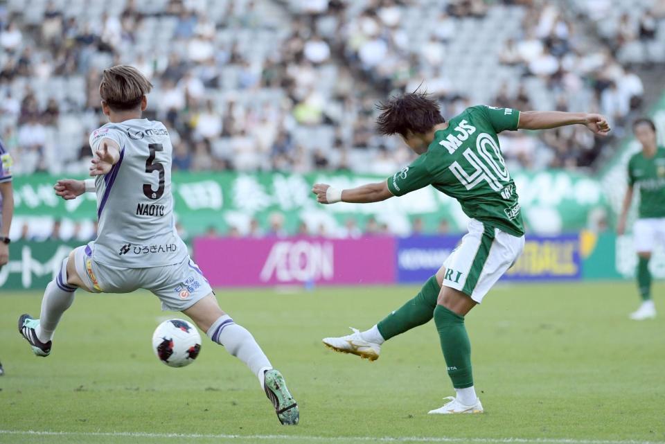 シュートを放つ東京Ｖ・新井悠太（撮影・千葉大輝）