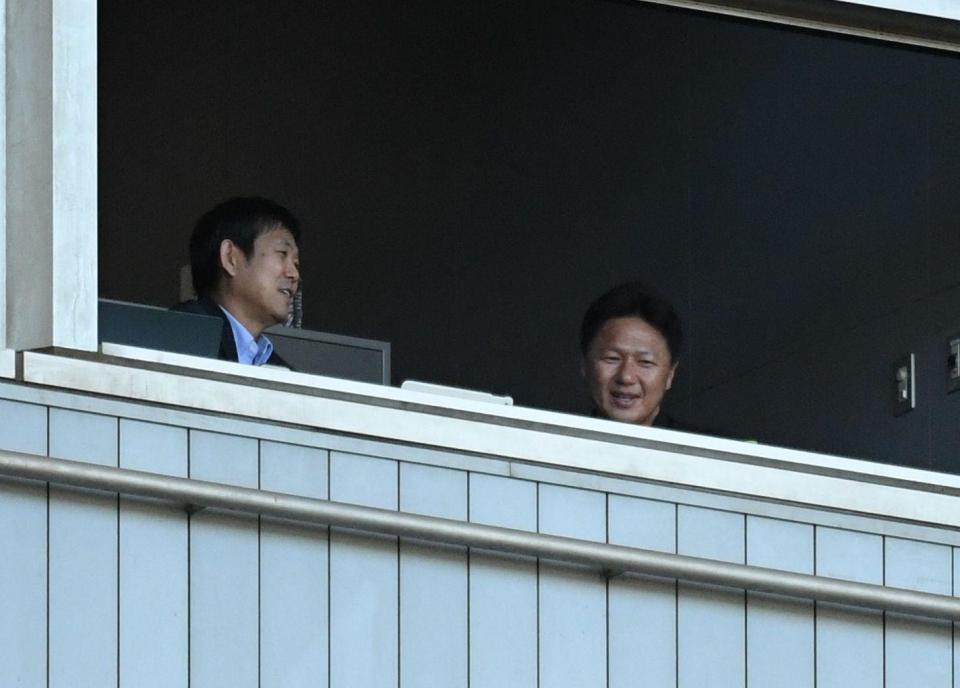 視察に訪れた（左から）日本代表・森保一監督、大岩剛監督（撮影・千葉大輝）