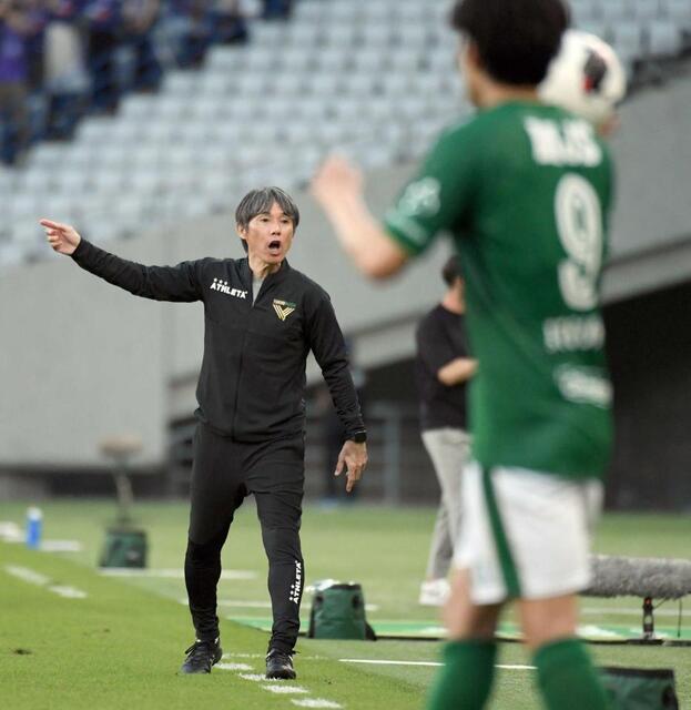 選手に指示する、東京Ｖ・相馬監督（撮影・千葉大輝）