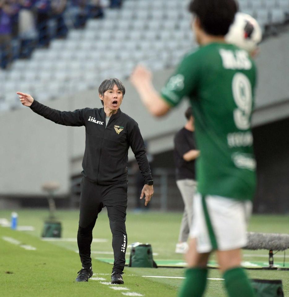 選手に指示する、東京Ｖ・相馬監督（撮影・千葉大輝）