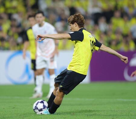 前半、ＰＫを決める柏・原川力＝柏サッカースタジアム（撮影・吉澤敬太）