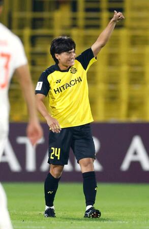 前半、先制ゴールを決め、喜ぶ久保