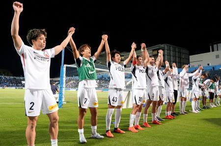 　横浜ＦＣに快勝し、サポーターと喜びを分かち合う浦和の選手たち＝ニッパツ