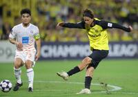 前半、ゴールを決める汰木康也（右）＝撮影・吉澤敬太
