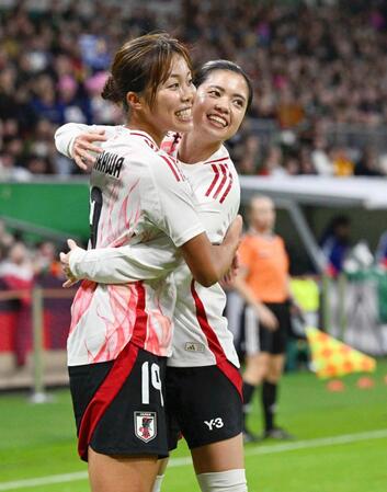 　前半、先制ゴールを決め長谷川（右）に祝福される谷川（ゲッティ＝共同）
