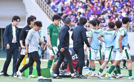 前半、退場になった東京Ｖ・染野唯月（撮影・千葉大輝）