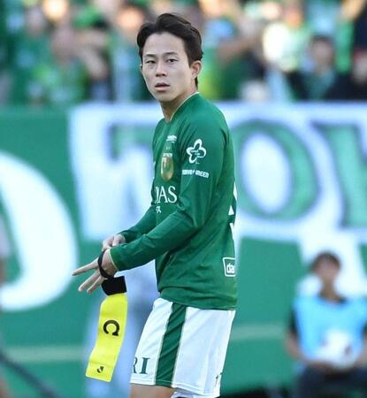 後半、キャプテンマークを受け取った東京Ｖ・森田晃樹（撮影・千葉大輝）