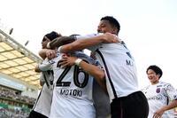 後半、得点を決めて喜ぶＦＣ東京の選手ら（撮影・千葉大輝）