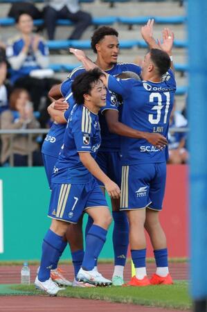 前半、先制ゴールを決め、イレブンに祝福される町田のテテ・イェンギ（中央）＝撮影・西岡正