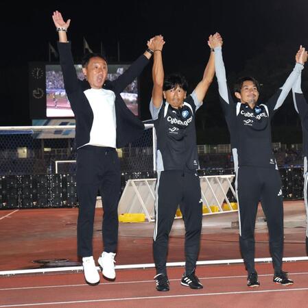 試合後、サポーターの前で大きくジャンプする町田・黒田剛監督（左）＝撮影・西岡正