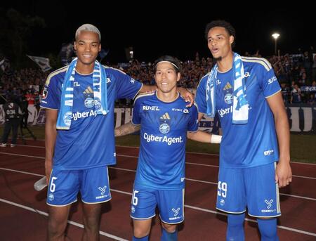 試合後、ポーズをとる（左から）町田・望月ヘンリー海輝、前寛之、テテ・イェンギ（撮影・西岡正）