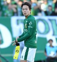 後半、キャプテンマークを受け取った東京Ｖ・森田晃樹（撮影・千葉大輝）