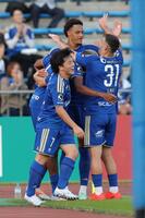 前半、先制ゴールを決め、イレブンに祝福される町田のテテ・イェンギ（中央）＝撮影・西岡正