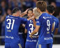 後半、ゴールを決め、イレブンに祝福される町田・前寛之（中央）＝撮影・西岡正