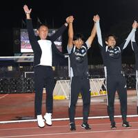 試合後、サポーターの前で大きくジャンプする町田・黒田剛監督（左）＝撮影・西岡正